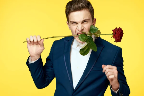 Caballeros en traje clásico sobre fondo amarillo y rosa roja romance recortado ver modelo retrato. — Foto de Stock