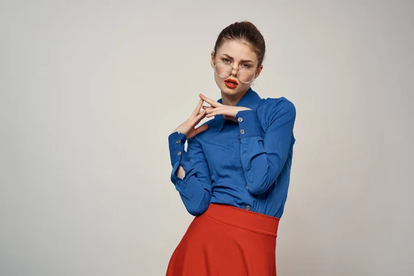 Modelo de mujer en camisa azul y gafas de falda roja hermoso estudio de maquillaje facial — Foto de Stock