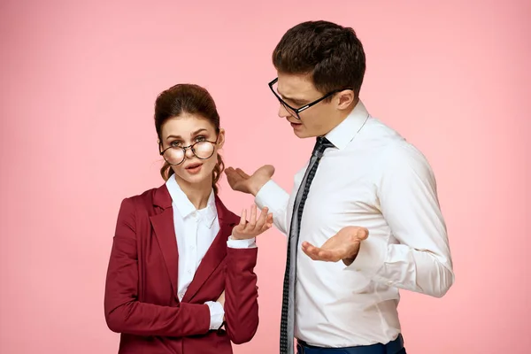 Hombre de negocios y mujer oficina trabajo colegas equipo oficina gestión estudio rosa fondo — Foto de Stock