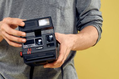 Fotoğraf makinesi profesyonel ekipman hobisi yaratıcı yaklaşım stüdyosunun elinde.