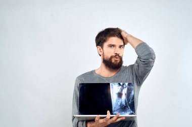 adam dizüstü bilgisayar teknolojisi internet işi iletişim ışığı arka planı