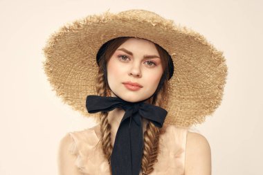 Siyah kurdele görünümlü hasır şapkalı romantik bir kızın portresi.