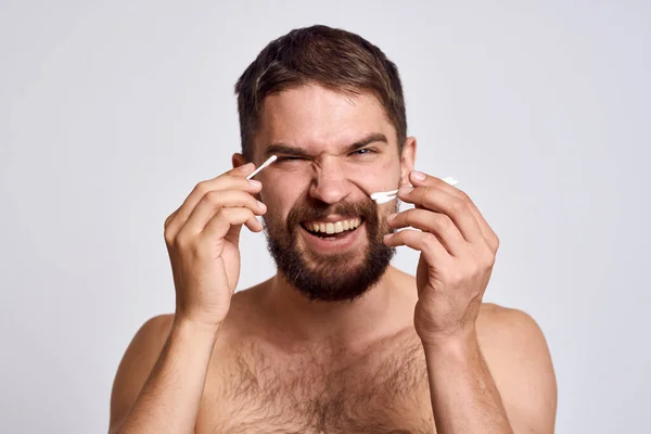 Baard man met blote schouders katoen wattenstaafjes hygiëne lichaamsverzorging — Stockfoto