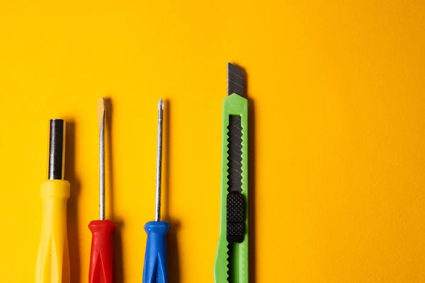 Chaves de fenda e ferramentas de construção em equipamentos de fundo amarelo para a indústria de reparação — Fotografia de Stock