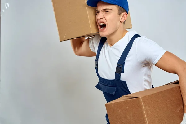 Man arbetare med låda i händer leverans lastning service packning service — Stockfoto