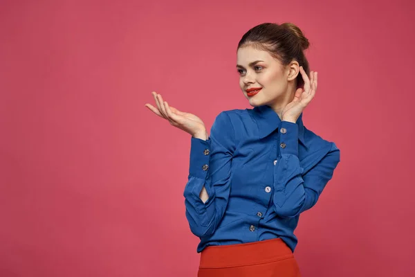 Mulher na moda em camisa azul no fundo rosa Modelo de emoções saia vermelha gesticulando com as mãos corte vista Espaço Copiar — Fotografia de Stock