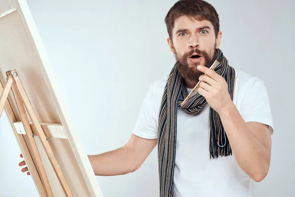 Muž malíř kreslí na stojanu šátek bílé tričko umění koníček kreativita — Stock fotografie