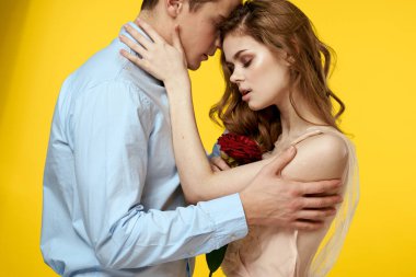 Sarı arka planda kırmızı güllü, sevilen erkek ve kadın yakın plan romantizmi.