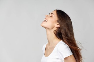 Mutlu esmer, gözleri kapalı, başını arkaya eğmiş. 