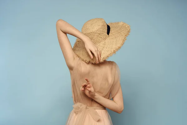 Mulher com chapéu e vestido emoções charme luz alegria tecido — Fotografia de Stock