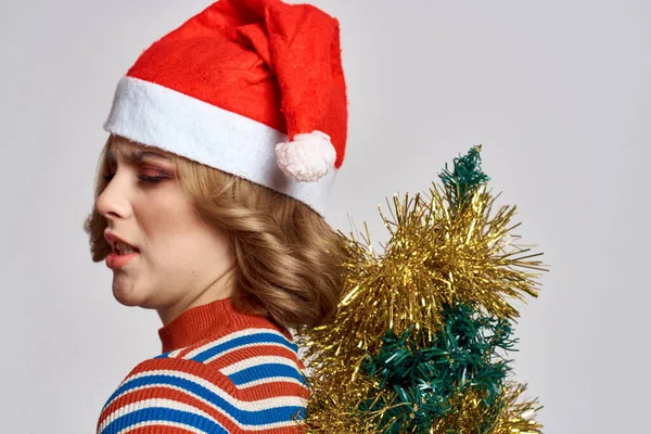 Mulher com uma árvore de Natal em sua mão amarelo ouropel feriados cap presentes Ano Novo luz fundo recortado vista — Fotografia de Stock