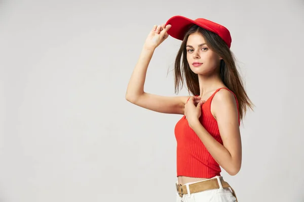 Wanita mengenakan topi merah di kepalanya t-shirt dipotong studio tampilan Iook ke depan — Stok Foto