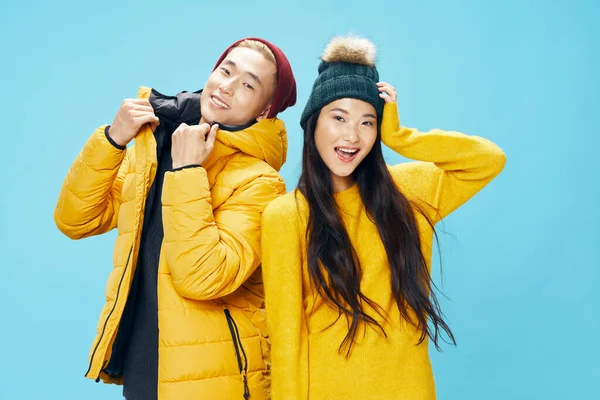 Ευτυχισμένος άντρας και μια νεαρή γυναίκα με ένα κίτρινο πουλόβερ να γελάνε με την κάμερα — Φωτογραφία Αρχείου