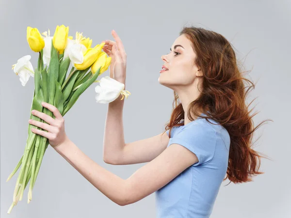 Nő csokor virág ünnepek tavasz szürke háttér — Stock Fotó