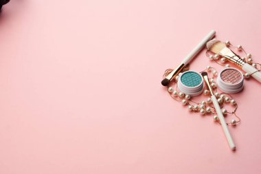 Göz makyajı fırçaları pembe arka planda profesyonel kozmetik aksesuarları koleksiyonu