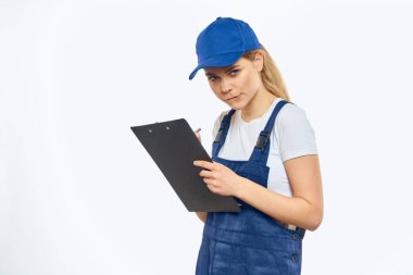 Üniformalı çalışan kadın doküman dağıtım servisi kurye servisi