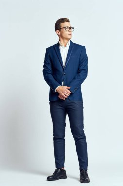 Gözlük takan takım elbiseli bir iş adamı. Kendine güvenen bir yönetici.
