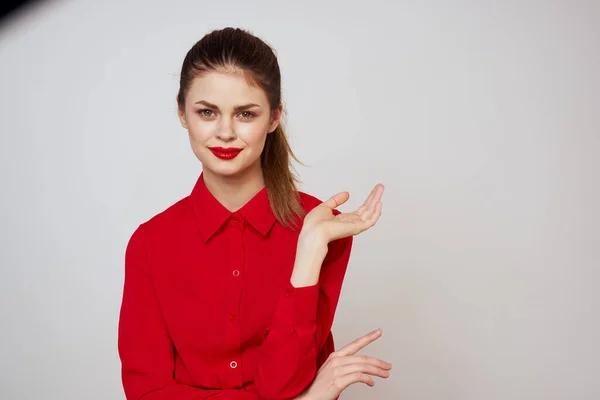 빨간 입술을 하고 밝은 배경 위에 셔츠를 입은 여자의 모습은 모델 헤어 스타일을 하고 있다. — 스톡 사진
