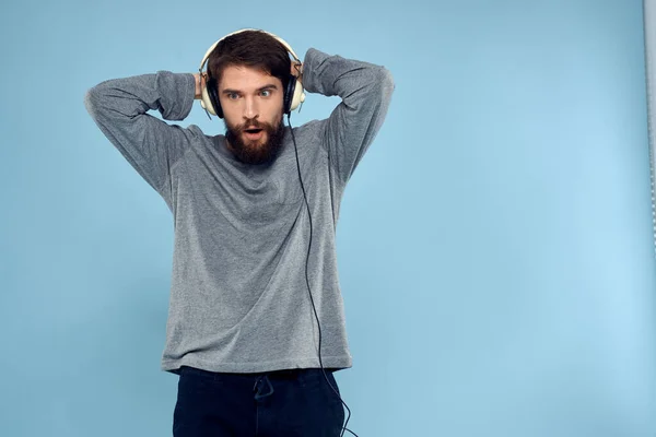 Man met koptelefoon muziek emotie levensstijl moderne stijl technologie blauwe achtergrond — Stockfoto