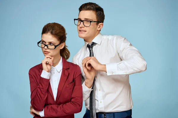 Uomo d'affari e donna ufficio funzionari comunicazione lavoro colleghi studio blu sfondo — Foto Stock