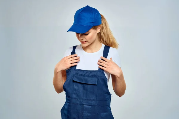 Kobieta w mundurze pracy niebieski cap usługi lifestyle service — Zdjęcie stockowe