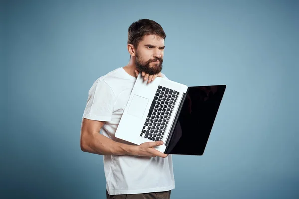 Emocional hombre con portátil en las manos en azul monitor de fondo teclado internet modelo recortado ver — Foto de Stock
