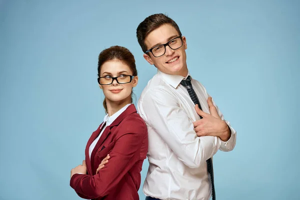 Negócios jovem casal funcionários escritório equipe escritório azul fundo — Fotografia de Stock