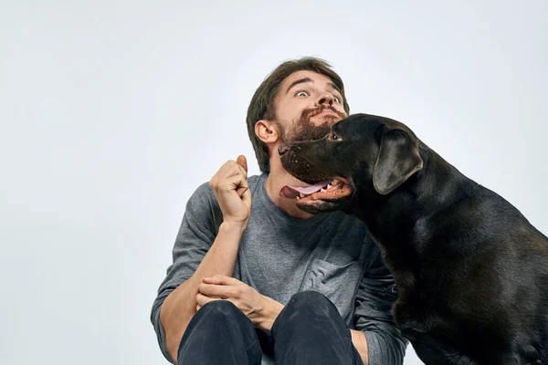Lycklig ägare med sällskapsdjur svart hund träning modell känslor — Stockfoto