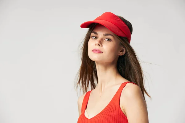 붉은 모자를 벗은 스튜디오 생활을 기대하는 여성 — 스톡 사진