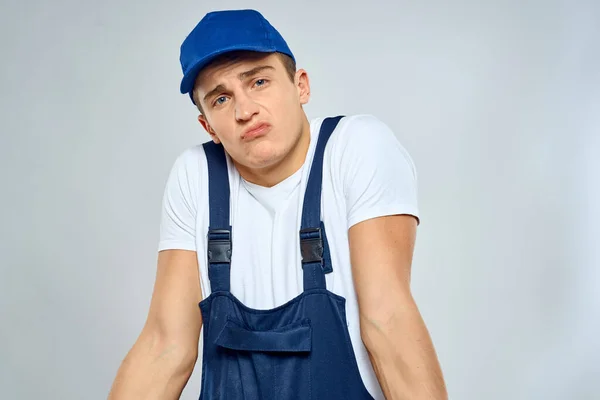 Man werknemer in vorkheftruck uniforme bezorgservice lichte achtergrond — Stockfoto