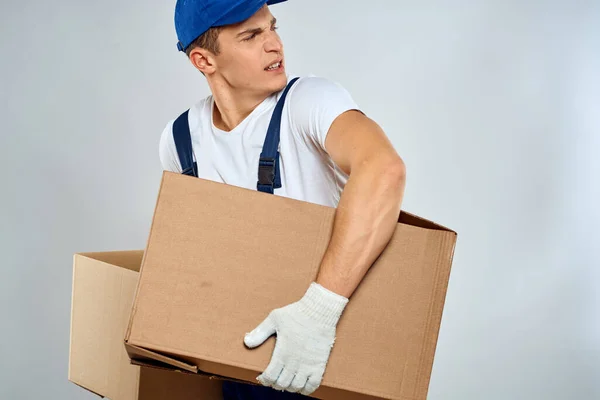 Uomo lavoratore con scatola in consegna mani servizio di imballaggio — Foto Stock