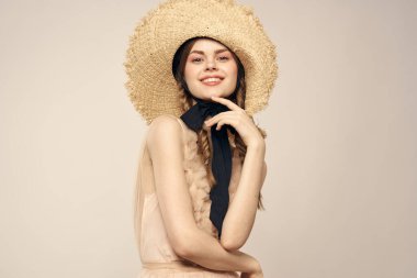 Şapkalı ve arka planda giyinmiş romantik bir kadın elleriyle komik duyguların portresini çiziyor.