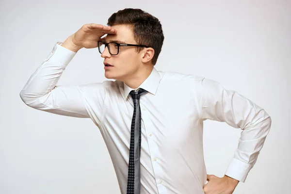 Geschäftsmann im weißen Hemd mit Krawatte und Brille Selbstbewusstseinsmanager — Stockfoto