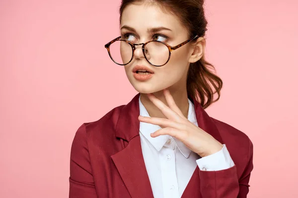Elegante vrouw in rode jas bril kantoor manager roze achtergrond — Stockfoto