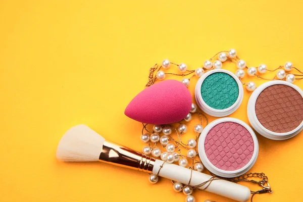 Paleta de cosméticos profissionais com pincéis de maquiagem de sombra — Fotografia de Stock