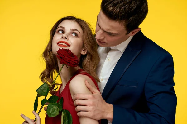 Pár szerelmes férfi és nő piros rózsa klasszikus jelmez piros ruha modell — Stock Fotó