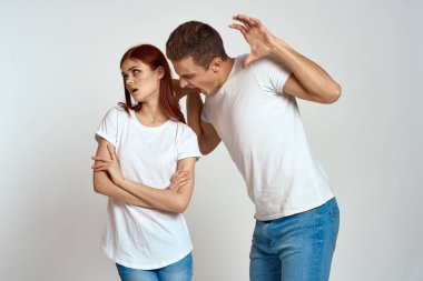 Aile çifti kot pantolon içinde beyaz tişört duyguları eğlenceli erkek ve kadın eğleniyor. 