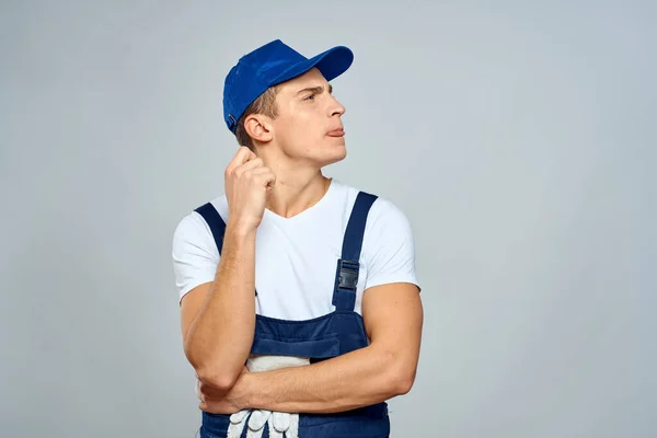 Trabalhador homem em serviço uniforme estilo de vida serviço de entrega luz fundo — Fotografia de Stock