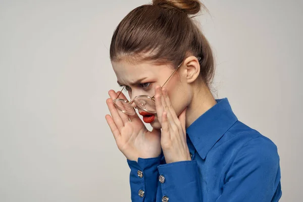 Porträt einer emotionalen Frau in blauem Hemd und Brille helles Make-up Modell Licht Hintergrund abgeschnitten Ansicht kopieren Raum — Stockfoto