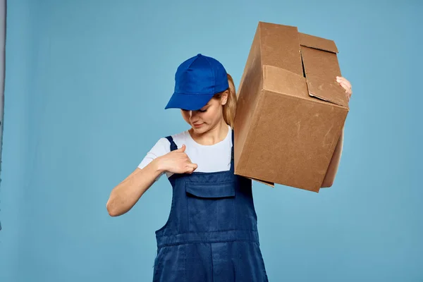 Γυναίκα που εργάζονται μορφή κουτί σε χέρια συσκευασίας υπηρεσία παράδοσης μπλε φόντο — Φωτογραφία Αρχείου