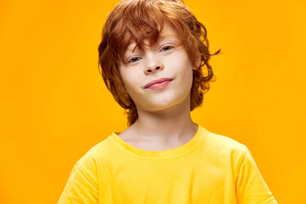 Portrait of Mila a little boy with red hair tilted his head — Stock Photo, Image