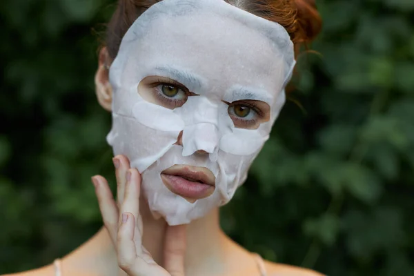 Mulher agradável máscara anti-envelhecimento Traços seu rosto com o dedo rejuvenescimento — Fotografia de Stock