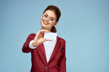 Zarif kadın kırmızı ceket kartviziti resmi özgüvenli yaşam tarzı mavi arka plan