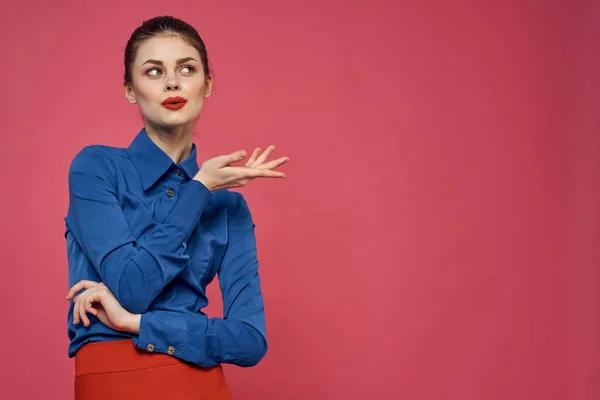 Modische Frau in blauem Hemd auf rosa Hintergrund Rotrock Emotionen Modell gestikulierend mit geschnittenen Händen Ansicht kopieren Raum — Stockfoto