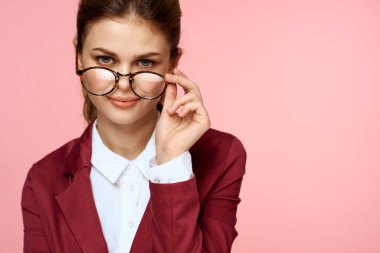 İş kadını kırmızı ceket gözlükleri yönetici yaşam tarzı stüdyo pembe arka plan