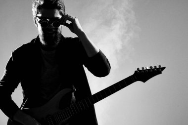 Gitar çalan erkek müzisyen rock yıldızı.