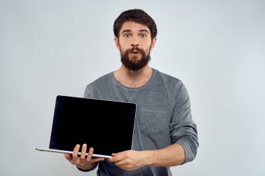 adam dizüstü bilgisayar teknolojisi internet işi iletişim ışığı arka planı