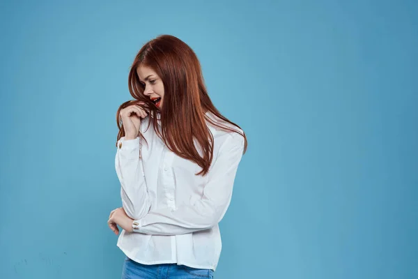 Mulher elegante camisa branca jeans estúdio estilo de vida fundo azul — Fotografia de Stock