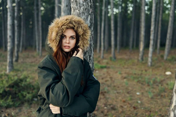 木の旅自然ライフスタイルに近いフード付きジャケットの女性 — ストック写真