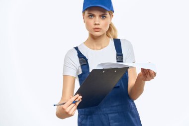 Üniformalı çalışan kadın doküman dağıtım servisi kurye servisi